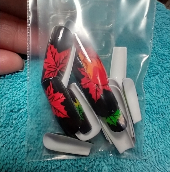 Press on nails black green red maple leaves fall halloween set - Picture 2 of 2